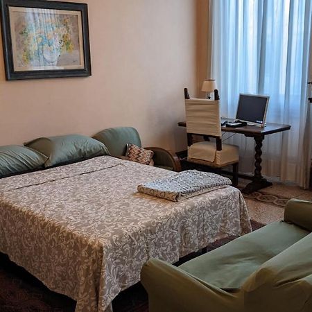 Double Bedroom In Beautiful 30'S Style Apartment Флоренция Екстериор снимка